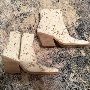 NWT/NIB Dolce Vita Volli Bootie Cream and Gold Cow Hair Ankle Booties sz 9.5